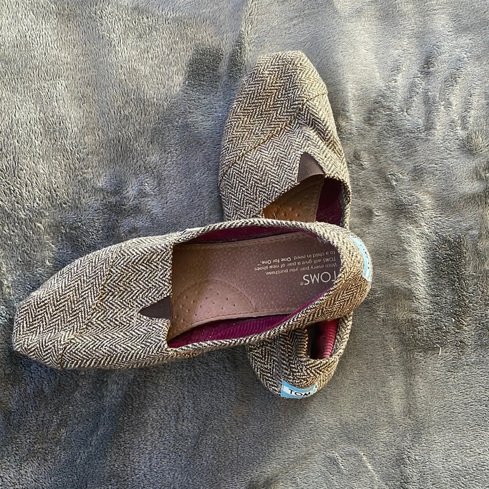 TOMS size 9.5 womens shoes.
